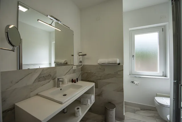 جناح ديلوكس بسرير كينج بشرفة مع أريكة، Aether Suites Tropea 6/8