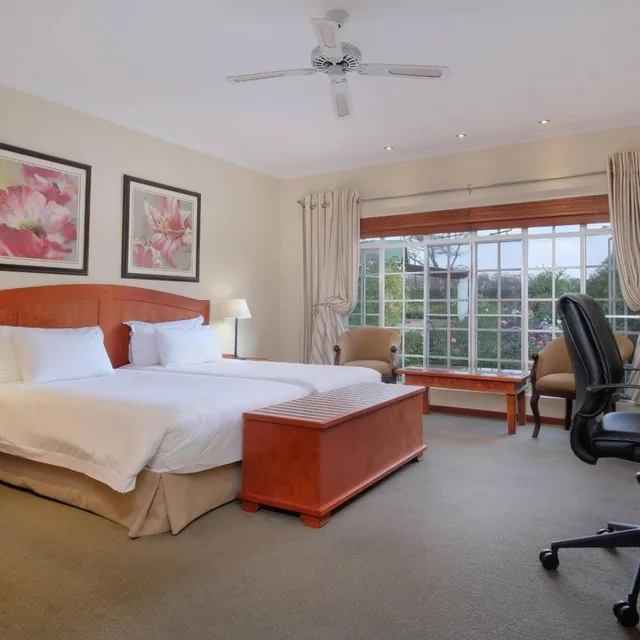 غرفة بسريرين منفصلين بإطلالة على الحديقة، Protea Hotel By Marriott Polokwane Ranch Resort 6/10