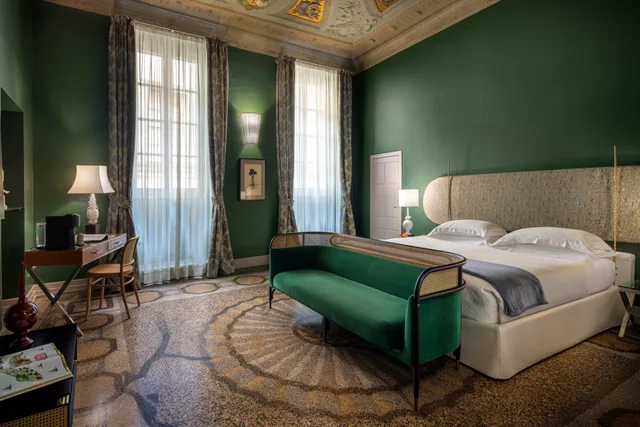 Icon، Hotel Number Nine 1/3