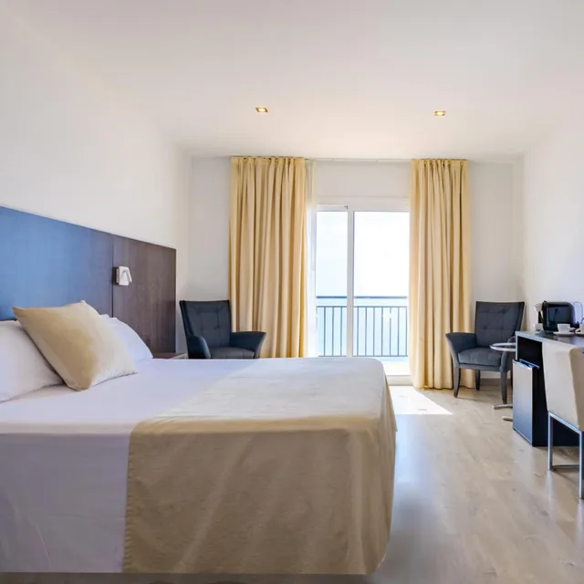 غرفة ديلوكس بسرير مزدوج بإطلالة على البحر، Hotel Horitzo 1/5