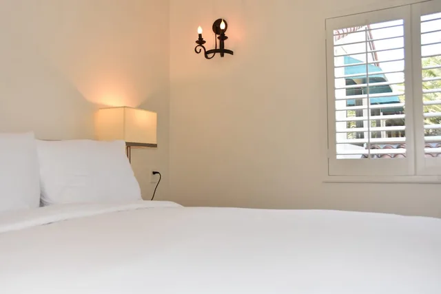 Upstairs, Suite, Queen Bed, Stair Access Only، Franciscan Inn & Suites 1/1