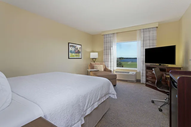 غرفة بإطلالة على البحيرة، Hampton Inn and Suites Wellington 1/3