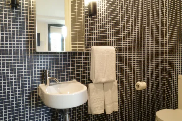 غرفة ديلوكس بسرير كوين بشرفة، Crown Hotel Surry Hills 3/4