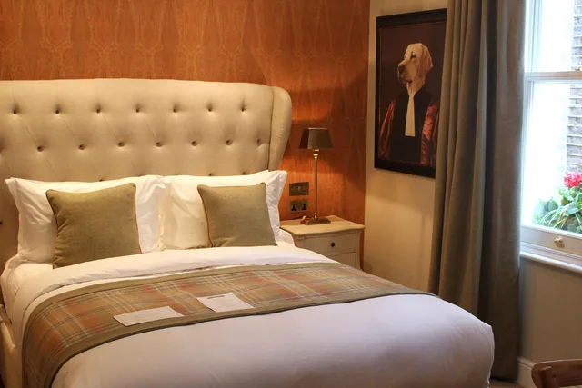 Deluxe, Double Bed, The Hayden Pub and Rooms 2/5