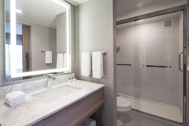 جناح كلوب بسرير كينج مع أريكة، Sheraton Suites Columbus 4/4