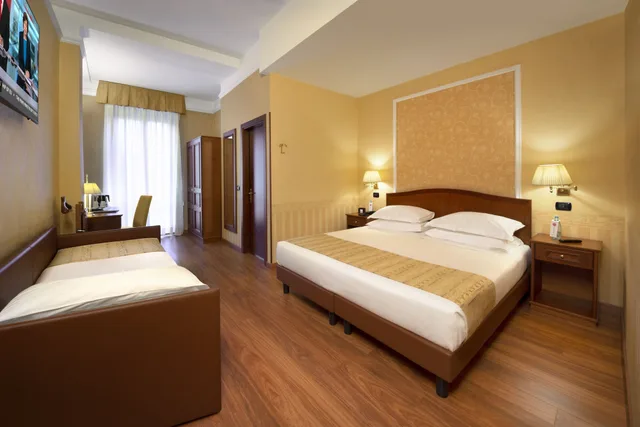 غرفة ثلاثية بسرير كوين وسرير فردي، Lancaster Hotel 3/10