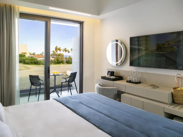 غرفة بسرير مزدوج بشرفة، Mercure Larnaca Beach Resort 6/8