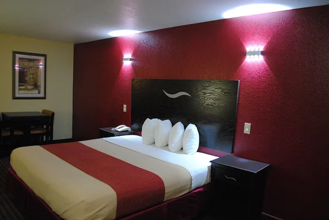 غرفة قياسية بسرير كينج للمدخنين، Scottish Inns Fort Worth 1/3
