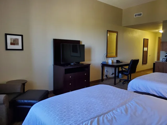 Standard, 2 Queen Beds, Holiday Inn Express Hotel And Suites Mankato East 2/5