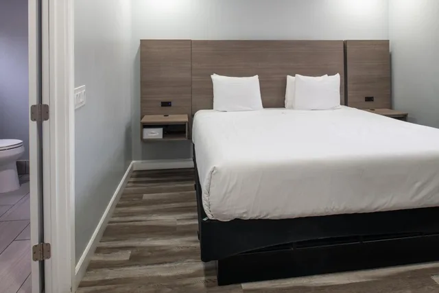 كوخ بسرير كوين، Lone Oak Lodge 3/10