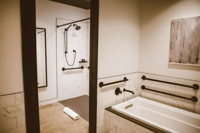 Junior Suite, King Bed, Accessible, Crossroads Hotel 2/2