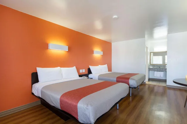 غرفة بسريرين كوين لذوي الإعاقة، Motel6 Claremont, CA 3/8