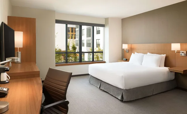 غرفة بسرير كينج لذوي الإعاقة، Hyatt Place Pasadena 1/3