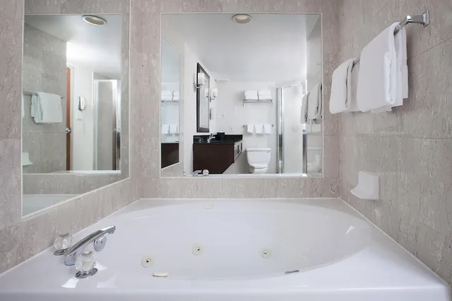 Guest Room, King Bed, Falls View, Hot Tub, Sheraton Fallsview Hotel 3/5