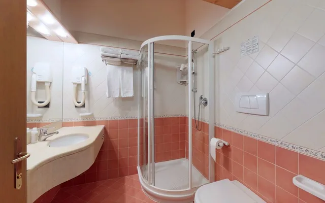 غرفة عائلية بسرير مزدوج وسرير بطابقين، Hotel Madonna Delle Nevi 3/3