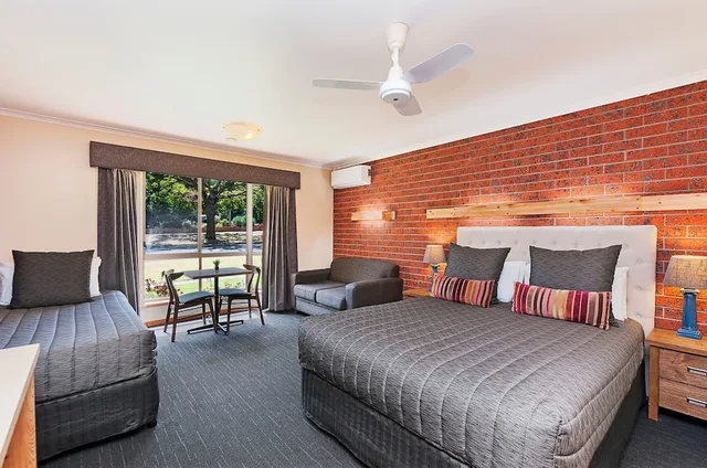 غرفة عائلية بسرير كوين وسرير فردي مع أريكة، Aat 28 Goldsmith Motel 1/5