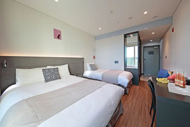 غرفة بريميير عائلية بسرير مزدوج وسرير فردي بإطلالة على البحر بشرفة، Air Sky Hotel Incheon 2/4