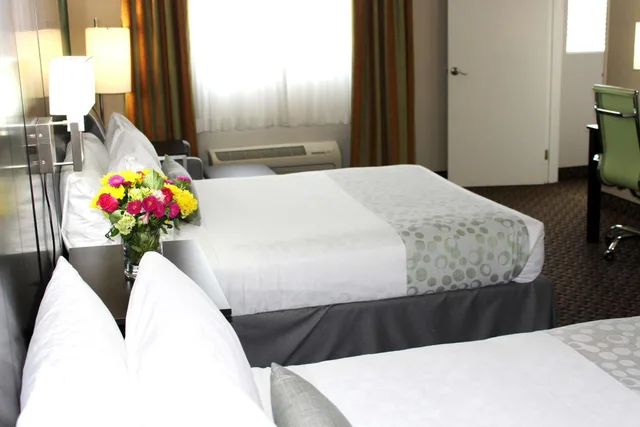 غرفة بسريرين كوين بحوض استحمام لذوي الإعاقة، Best Western Plus La Mesa San Diego 2/3
