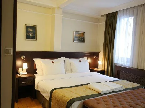 غرفة قياسية بسرير كوين وسريرين منفصلين، Tria Hotel Istanbul 1/2