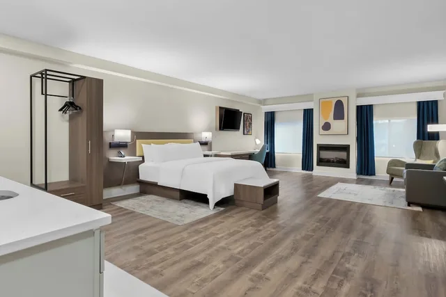 جناح بريميوم بسرير كينج بغرفة نوم واحدة، Latitude Suites Tinton Falls Eatontown 1/4