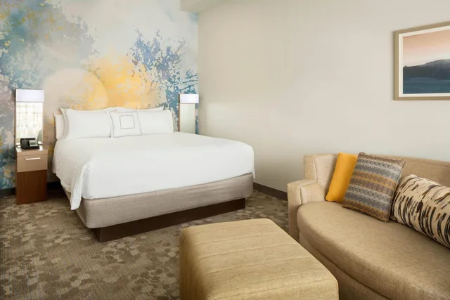 غرفة كبيرة بسرير كينج مع أريكة، Courtyard By Marriott Palo Alto Los Altos 6/10