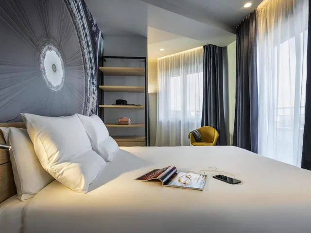 غرفة سوبيريور بسرير مزدوج بشرفة بإطلالة، NOVOTEL BELLEVILLE PARIS 20 3/5