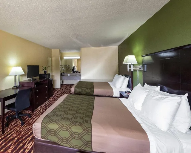 غرفة قياسية بسريرين كوين للمدخنين، Econo Lodge Inn & Suites San Antonio near Frost Bank Center 2/4