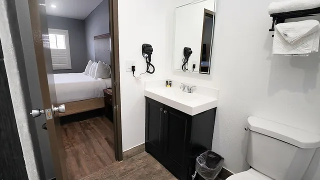 Room, 2 Queen Beds, Balcony, Seaside Inn & Suites 2/5