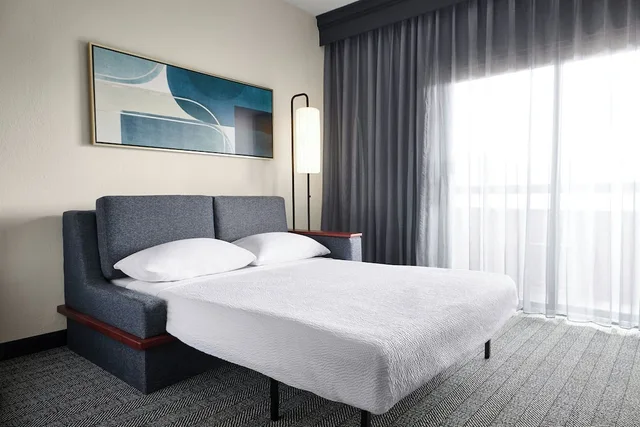Room, King Bed, Sofa, Courtyard by Marriott St Louis Creve Coeur 2/6