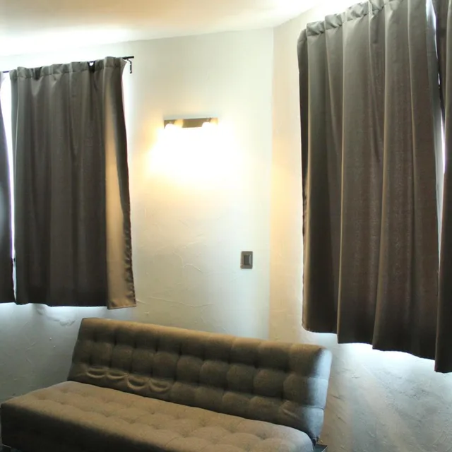 جناح جونيور، Hotel Plaza Del Arco 6/10