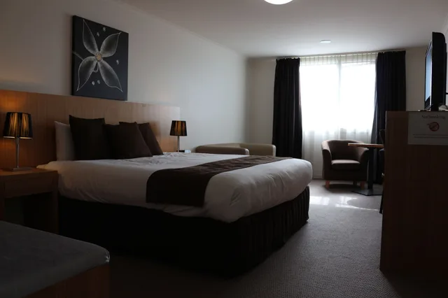 Spa, Executive, King Bed، BAIRNSDALE INTERNATIONAL 1/3