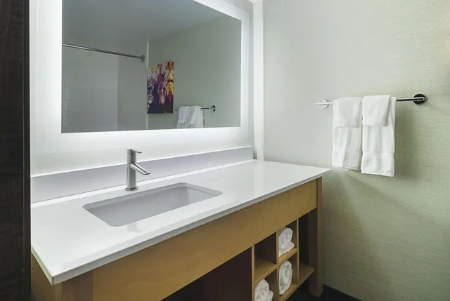 غرفة تنفيذية بسرير كينج مع أريكة، La Quinta Inn & Suites by Wyndham Orange County Airport 4/5