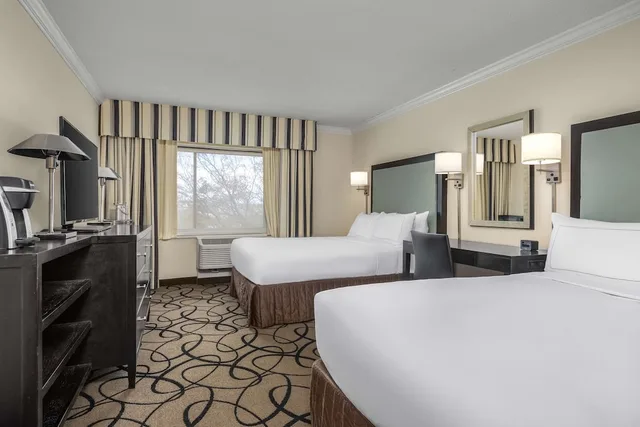 Chill, 2 Double Beds، The Verve Hotel Boston Natick, Tapestry Collection by Hilton 2/4
