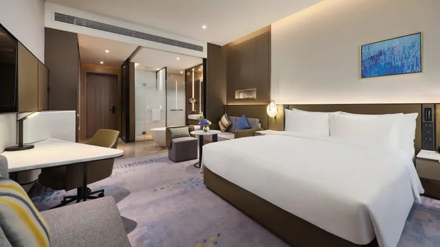 غرفة بسرير كينج بإطلالة على البحيرة، Crowne Plaza Wuhan Development Zone 3/7