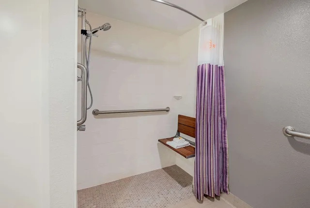 غرفة بسرير كوين لذوي الإعاقة، La Quinta Inn & Suites by Wyndham Baltimore BWI Airport 7/7