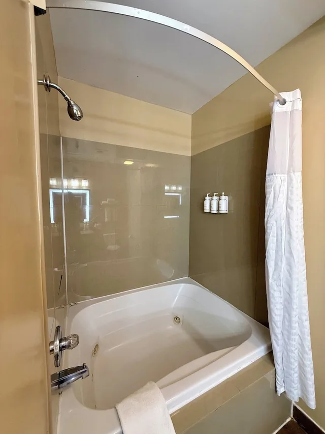 جناح بزنس بسرير كينج مع أريكة، Ramada by Wyndham Glendale Heights/Lombard 8/10