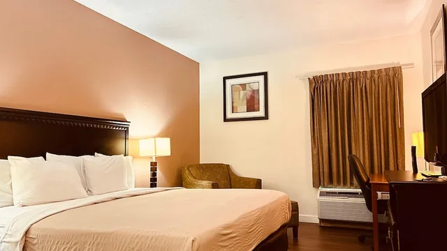غرفة أساسية بسرير كينج، The Best Inn & Suites 1/1