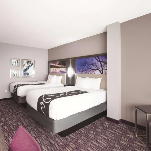 غرفة بسريرين كوين بحوض استحمام لذوي الإعاقة، La Quinta Inn And Suites By Wyndham Kingsville 1/6