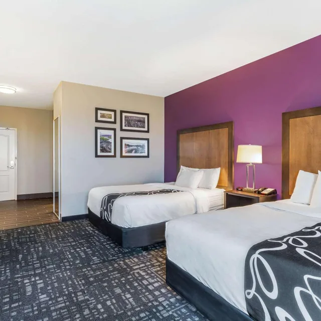 غرفة بسريرين كوين بحوض استحمام لذوي الإعاقة، La Quinta Inn & Suites by Wyndham Monahans 1/2