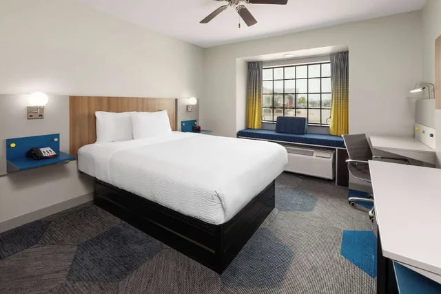غرفة قياسية بسرير كوين لذوي الإعاقة، Microtel Inn and Suites By Wyndham Buda 2/6