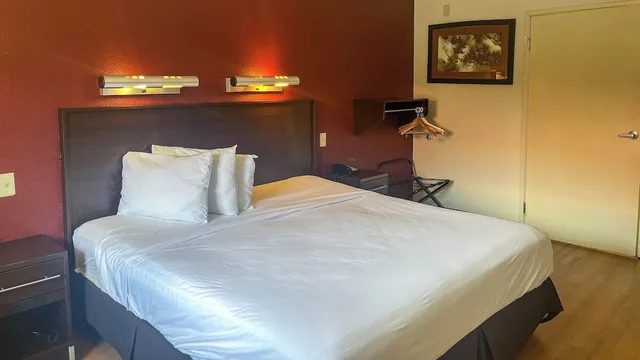 Deluxe, King Bed, Motel 6 Atlanta Smyrna / Ballpark 4/10