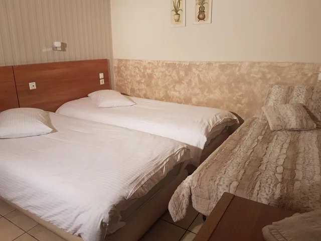غرفة ثلاثية، Ideal Hotel 3/6