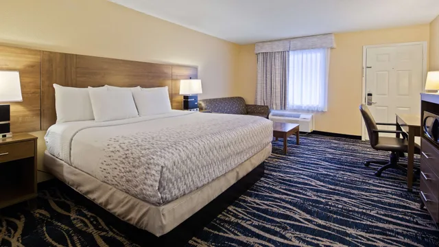 غرفة قياسية بسرير كينج بشرفة، Best Western Mountainbrook Inn 5/8