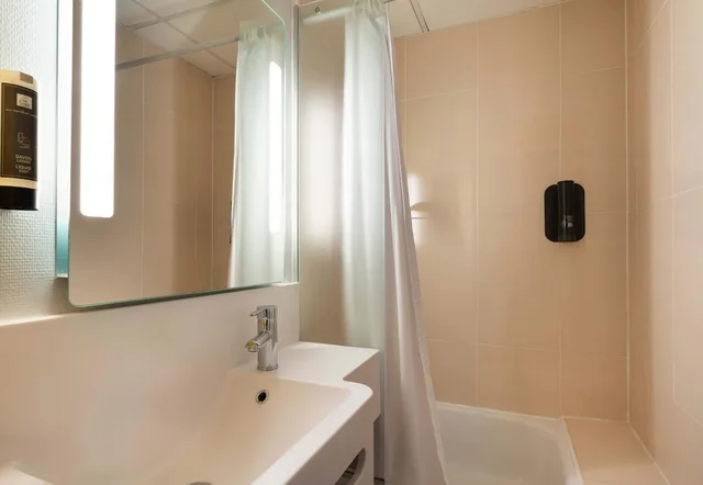 غرفة ثلاثية بسرير مزدوج وسرير فردي، B&B Hotel Cholet Sud 6/6