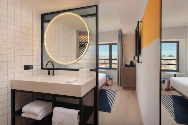 Aloft, Queen Bed, Gran Via View، Aloft Madrid Gran Via 2/2
