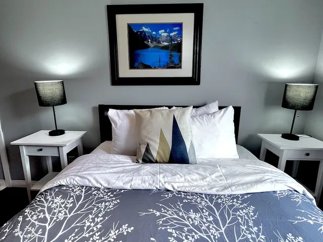 2 Bedrooms, Apartment, King Bed, No Air Condition, Sofa، Canadian Rockies Chalets 2/3
