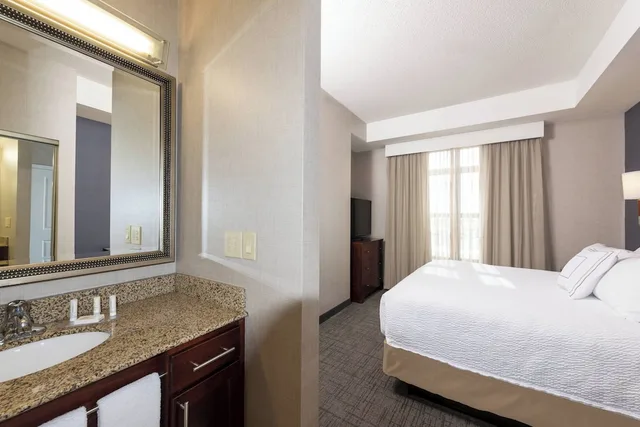 جناح بسرير كينج بغرفة نوم واحدة مع أريكة، Residence Inn Midland Marriott 5/5