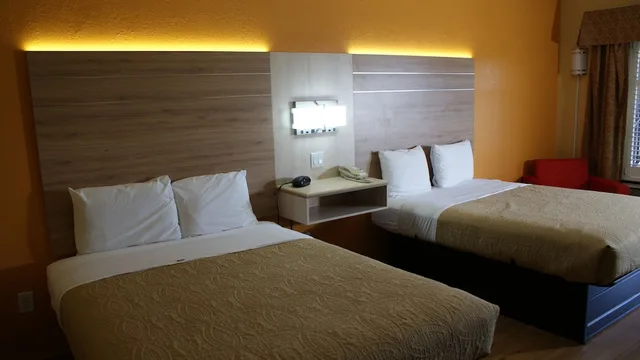 غرفة بسريرين كوين، Home Town Inn And Suites 4/10