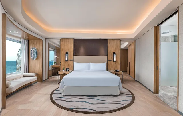Diplomat, Suite, King Bed, Bay View, Lounge Access، Conrad Manila 2/5