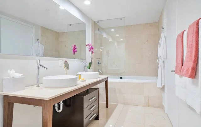 شقة بريميوم بسرير كينج بإطلالة على البحيرة بشرفة مع أريكة، Brickell by Miami Vacation Rentals 2/3